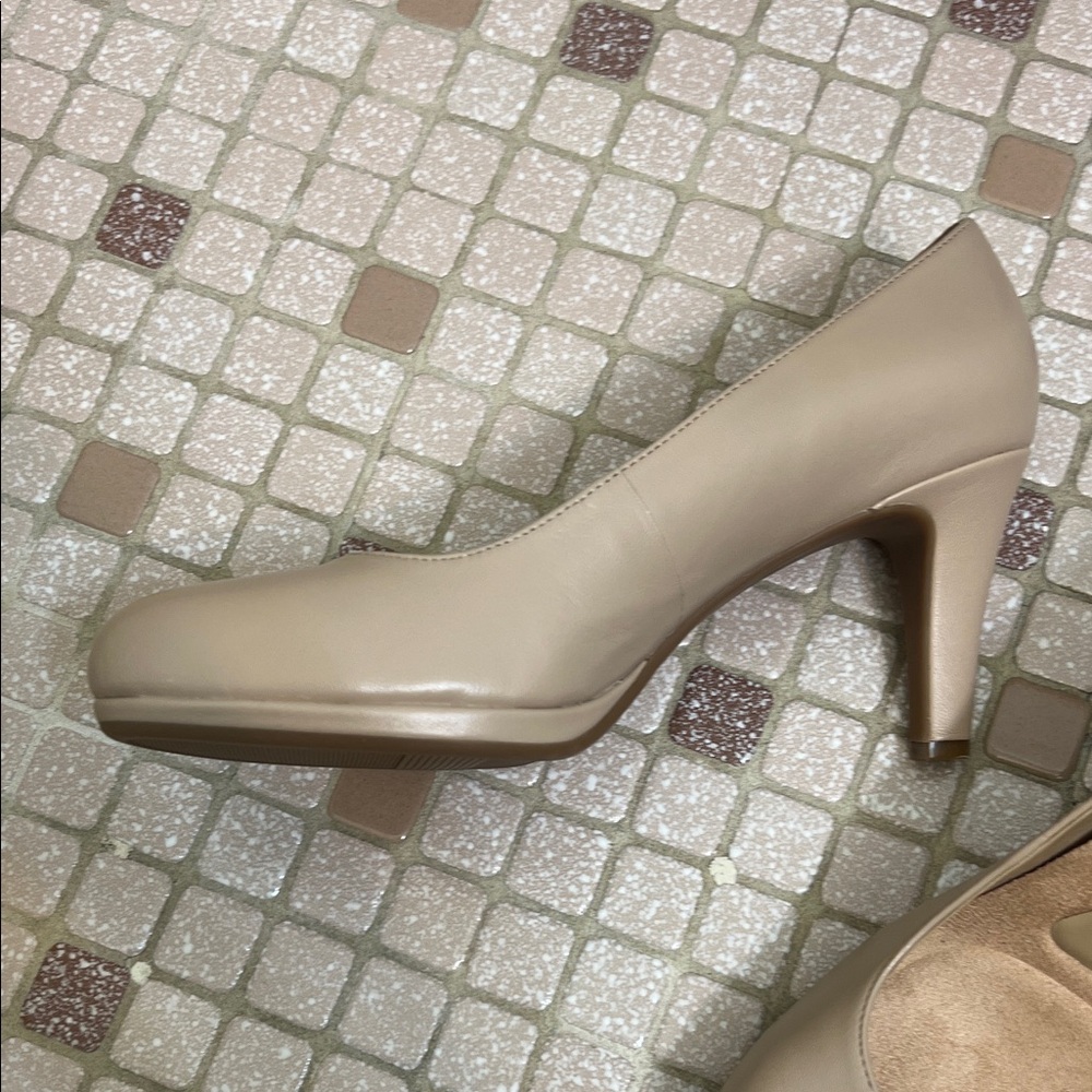 Naturalizer Classic Beige Heels - Picture 5 of 6